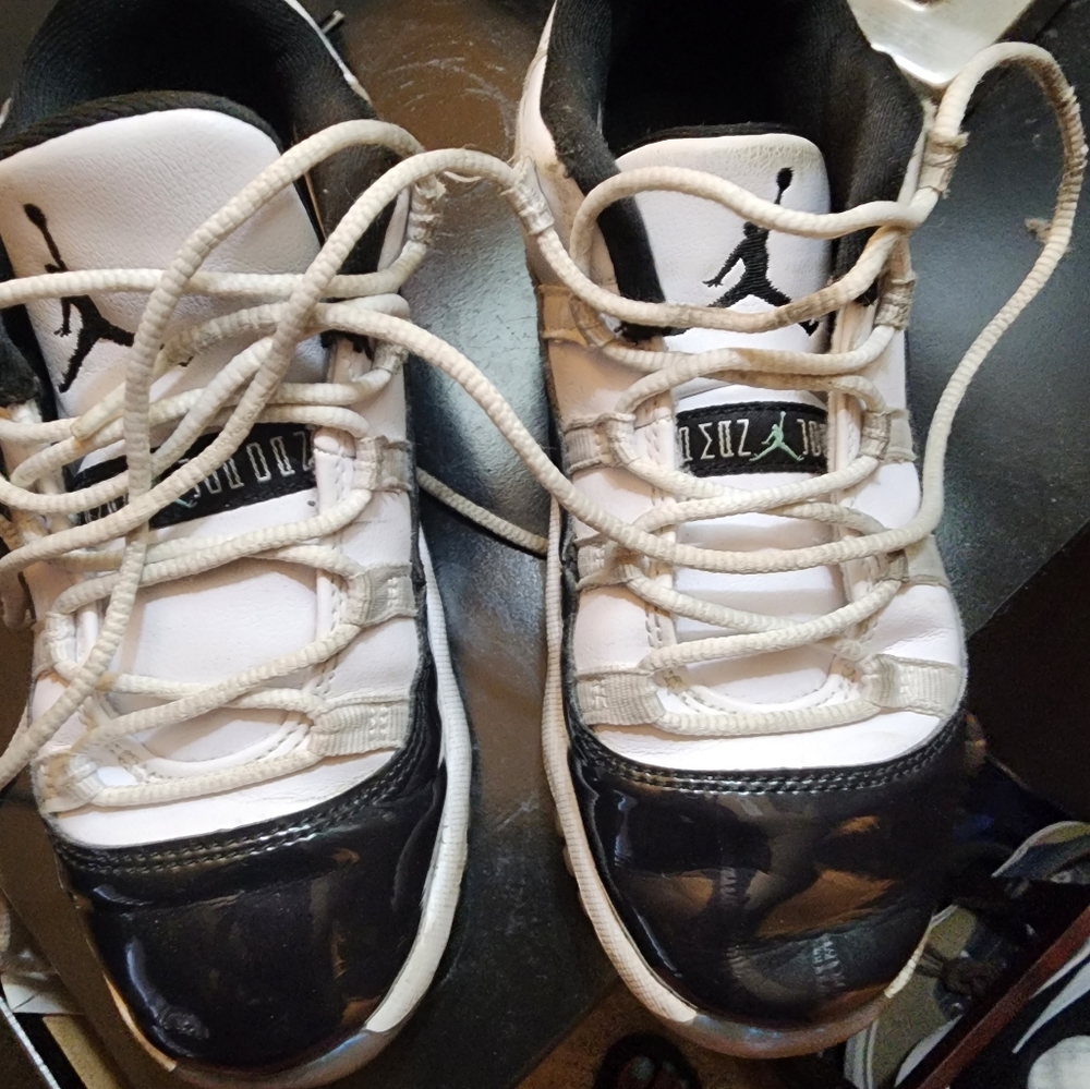 Authentic low jordan 11s